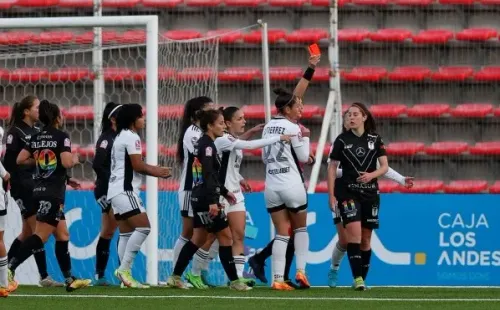 Rosario Balmaceda recibió la tarjeta roja a los 28 minutos del partido, luego de una falta sobre Javiera Grez en la boca del área. (Comunicaciones ANFP)