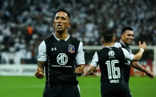 Lucas Barrios festeja un gol clave para que Colo Colo eliminara a Corinthians en los octavos de final de la Copa Libertadores 2018. (Agencia Uno).