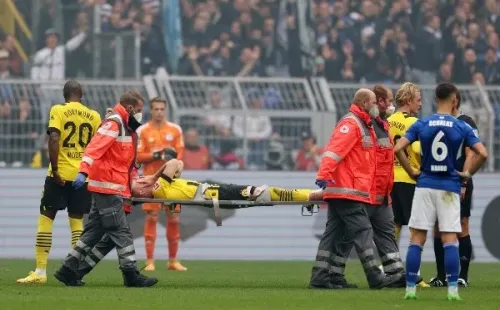 Marco Reus se retiró en camilla en el último partido del Dortmund. | Foto: Getty