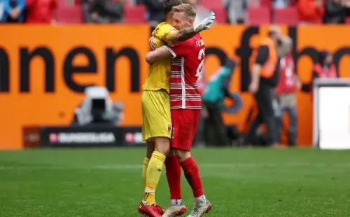 Rafael Ginkiewicz recibe las felicitaciones tras su gran tapada que aseguró la victoria del Augsburg frente al Bayern Múnich (Getty Images).