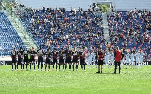 Gary Medel y sus compañeros se unen en un minuto de silencio antes de enfrentar a Empoli. | Foto: Getty