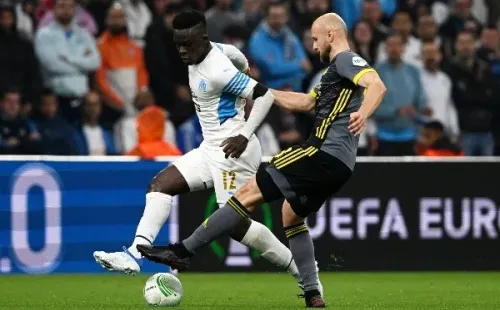 Bamba Dieng en acción por el Olympique de Marsella ante el Feyenoord en la UEFA Conference League. (Getty Images).