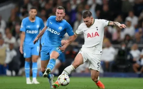 Jordan Veretout disputa el balón con el danés Pierre-Emile Hojbjerg en la derrota del Olympique de Marsella frente al Tottenham Hotspur por la primera fecha del Grupo D de la Champions League. (Getty Images).