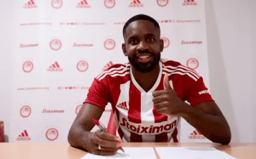 Cédric Bakambu posa con la camiseta del Olympiacos de Grecia.