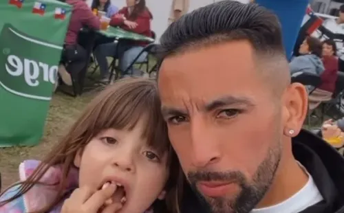 acompañado de su pequeña hija en una fonda.