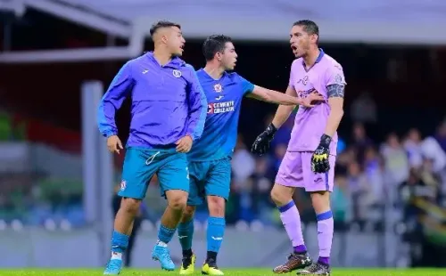 La discusión de Iván Morales y Jesús Corona en la fecha pasada terminó con el chileno cortado ante Pumas. Foto: JamMedia