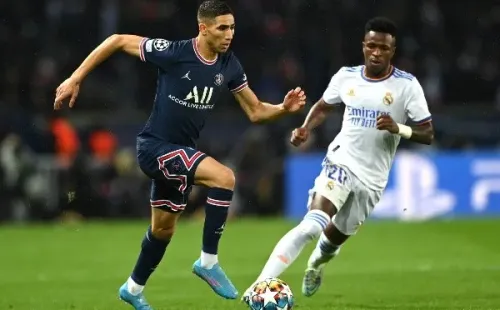 Achraf Hakimi conduce el balón ante la mirada de Vinícius Júnior. (Getty Images).