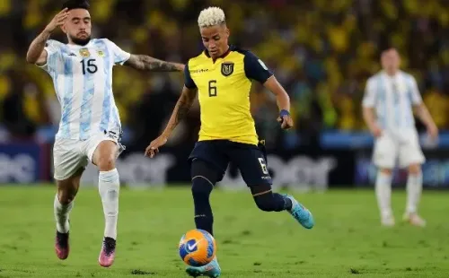 Byron Castillo disputa la pelota con el argentino de la Fiorentina Nicolás González. (Getty Images).