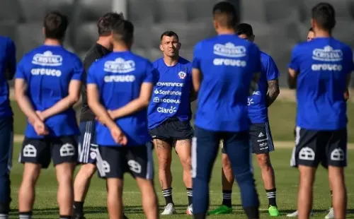 Gary Medel formado con el grupo en la práctica de la selección Chilena en Barcelona, España. (Comunicaciones ANFP).