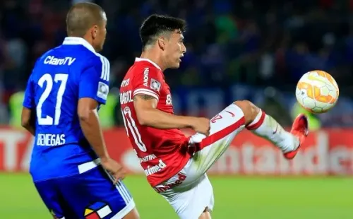 Charles Aránguiz en acción vs. la Universidad de Chile cuando militaba en Inter de Porto Alegre. (Agencia Uno).