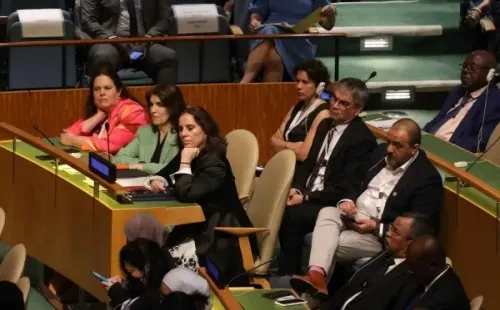 Delegación chilena en la Asamblea de la ONU: Ministra Fernández (defensa), embajadora Narváez y Canciller Urrejola (abajo); ministra Rojas (Medio Ambiente) y ministros Marcel (Hacienda) y Ávila (Educación). Foto: Agencia Uno