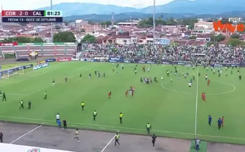 Hinchas violentos de Deportivo Cali invadieron el terreno de juego. (Foto: Captura Win Sports)