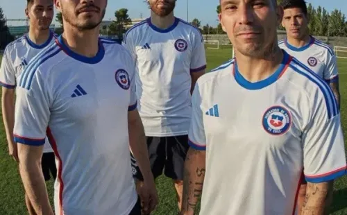 Alarcón, Suazo, Brereton, Medel y Pavez modelan la nueva camiseta blanca de Chile. | Foto: @LaRoja