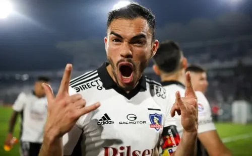 Suazo se alegra por el camarín que comparte en Colo Colo (Agencia Uno)