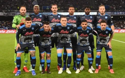 No habrán más camisetas con la cara de Diego Maradona a la venta en Napoli. | Foto: Getty