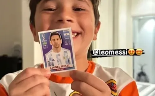 Mateo Messi quedó feliz al encontrarse la lámina de su padre para el álbum del Mundial de Qatar 2022.