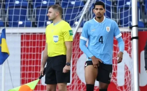 Ronald Araújo solo pudo estar en cancha 40 minutos. (Foto: Getty Images)