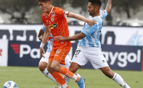 Axl Ríos disputa el balón con Luis Jiménez en la igualdad 0-0 entre Magallanes y Cobreloa por la ida de los cuartos de final en la Copa Chile.