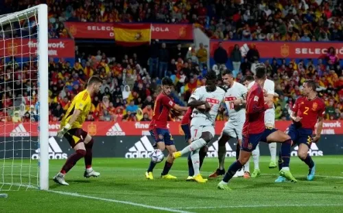 España sufrió dos goles a pelota parada. (Foto: Getty Images)