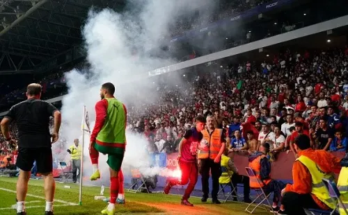 Bengalas, colados e invasión a la cancha en el estadio del Espanyol durante el amistoso de Chile contra Marruecos.
