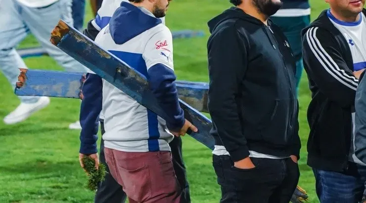 Así se fueron algunos hinchas de San Carlos de Apoquindo, con tablones sustraídos