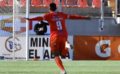 David Escalante celebra el gol que le dio la victoria a Cobreloa frente a Unión San Felipe.