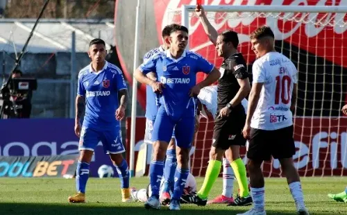 Felipe González será el árbitro principal del choque entre la UC y la U en la Copa Chile. Los azules ganaron por 1-0 en la ida, por lo que tendrán una vuelta de infarto. Foto: Agencia Uno