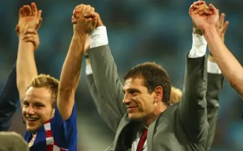 Slaven Bilic celebra con Ivan Rakitic cuando lo dirigió en la selección de Croacia, donde estuvo desde 2006 hasta 2012. (Getty Images).