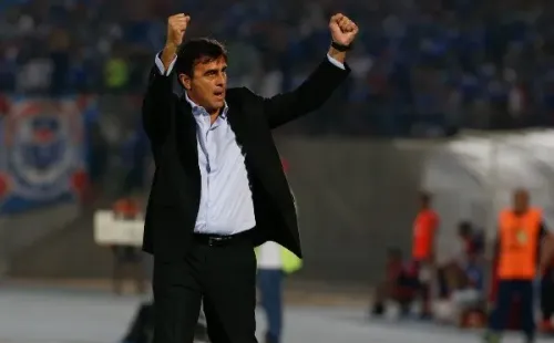 Gustavo Quinteros como DT de Emelec en un partido ante Universidad de Chile en 2015. (Agencia Uno).