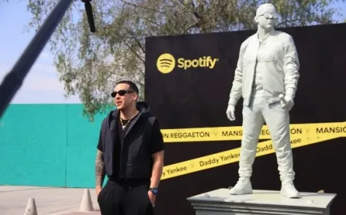 Daddy Yankee en Chile | El Big Boss tiene su propia estatua en el Nacional.(Foto: Bizarro)