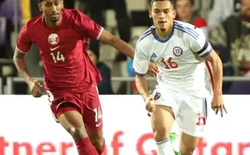 Nayel Mehssatou en acción en el empate 2-2 entre Chile y Qatar. (Federación de Qatar).