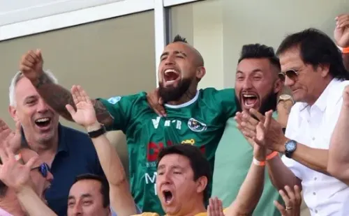 Arturo Vidal celebra junto a su representante, Fernando Felicevich, y su hermano un triunfo de Rodelindo Román, el equipo que lo vio nacer y convertirse en leyenda del fútbol chileno. | Foto: Archivo