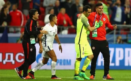 Alexis Sánchez y Claudio Bravo tras la victoria de Chile ante Portugal en la Copa Confederaciones 2017. (Getty Images).