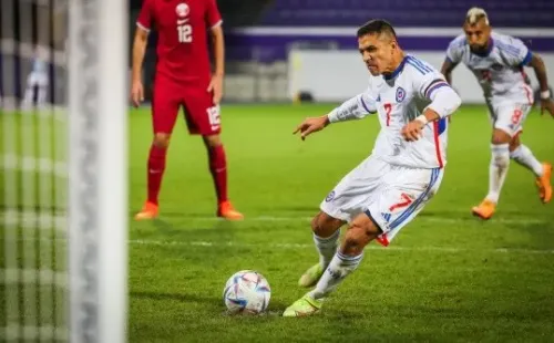El momento en que Alexis Sánchez va a tirar el penal que le tapó el portero de Qatar. (Imago).