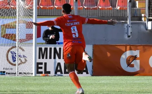 Escalante convirtió el tanto que los deja punteros en Primera B. Foto: @Cobreloa_SADP