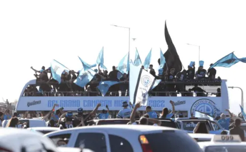 Así fue el bus que trasladó por Córdoba al plantel de Belgrano, que regresó a la primera división de Argentina.