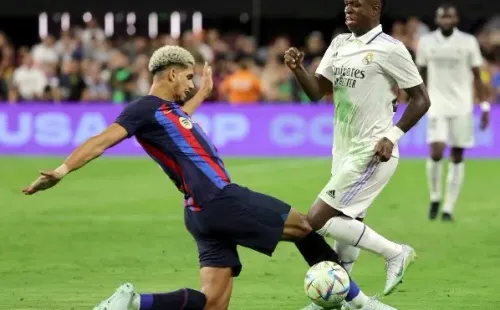 Barcelona aún no define por cuanto tiempo no podrá contar con Ronald Araujo. | Foto: Getty