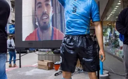 La estatua de Luis Suárez que se inauguró el 2016 en Salto