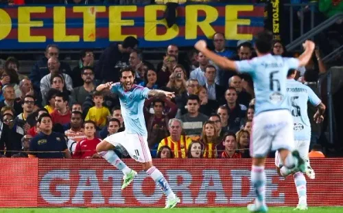 Joaquín Larrivey celebra el gol que le marcó al Barcelona en el triunfo del Celta de Vigo en el Camp Nou el 1 de noviembre de 2014. En la temporada 14-15, el Bati marcó 11 tantos, incluido este que le hizo a Claudio Bravo. (Getty Images).