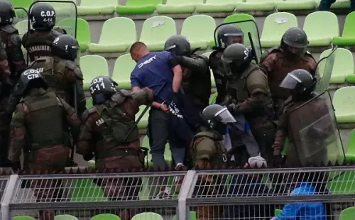 Carabineros detuvo hinchas en el estadio.