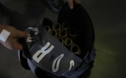 La mochila con fuegos artificiales en Valparaíso. Foto: René Sáez / Emisora Bullanguera.