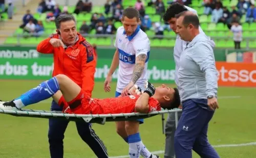 Martín Parra dejó en ambulancia la cancha del Estadio Elías Figueroa tras una terrible agresión de la hinchada de la UC. | Foto: Agencia Uno
