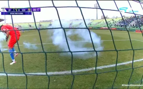 Martín Parra recibió tres bombas de estruendo y debió ser trasladado de urgencia a un hospital. Foto: TNT Sports