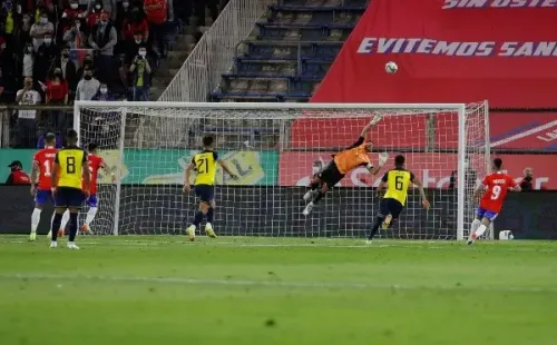 Bravo volando en las eliminatorias ante Ecuador