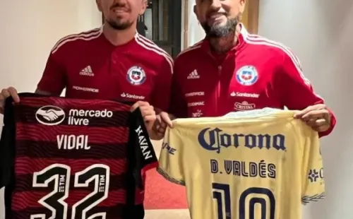 Arturo Vidal chocho con la camiseta del América que le regaló Diego Valdés.
