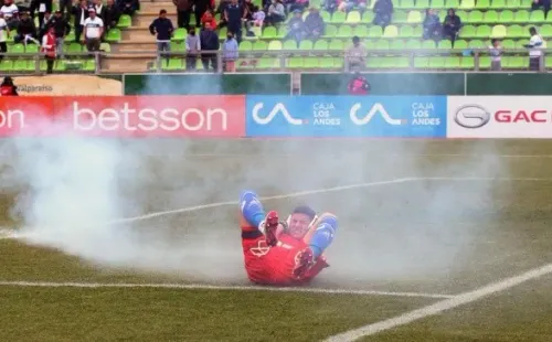 Coke Hevia furioso con el nuevo numerito de la barra de la Católica: agresión criminal con fuegos artificiales al arquero de la U en el Clásico Universitario.