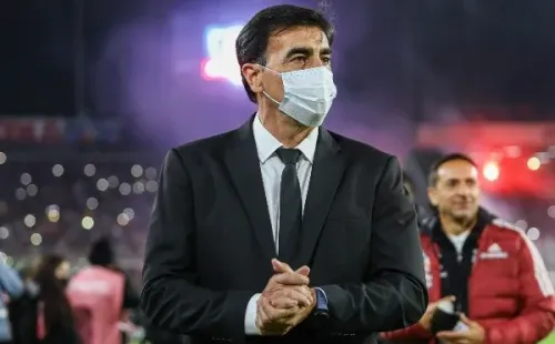 27 DE ABRIL DE 2022/SANTIAGOEl Director Tecnico de Colo Colo, Gustavo Quinteros (c), durante el partido válido por la tercera fecha del Grupo F de la Copa Conmebol Libertadores 2022, entre Colo Colo y River Plate, disputado en el Estadio Monumental.FOTO: SEBASTIAN ORIA/AGENCIAUNO