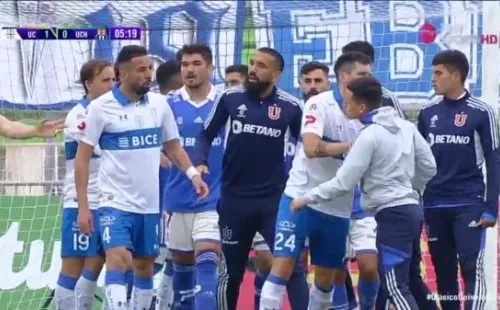 Mauricio Isla encaró a Martín Parra por creer que estaba simulando y desató la furia del plantel de la U. Foto: TNT Sports
