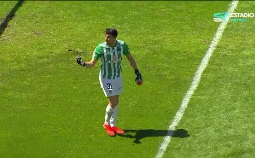 Alexis Martín Arias y un gesto de “sigan hablando” para los hinchas de Ñublense. (Captura TNT Sports).