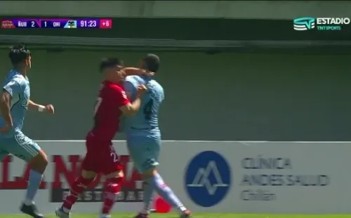 La falta de Diego González sobre Mathias Pinto que le costó la segunda tarjeta amarilla y posterior roja al defensor de O’Higgins. (Captura TNT Sports).
